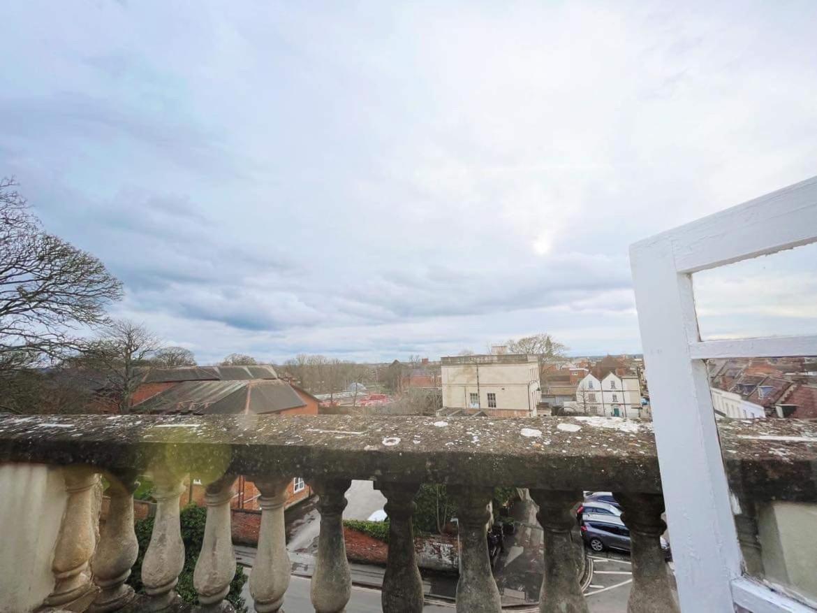 4 Bed Loft Apartment Overlooking Historic Town Trowbridge Extérieur photo